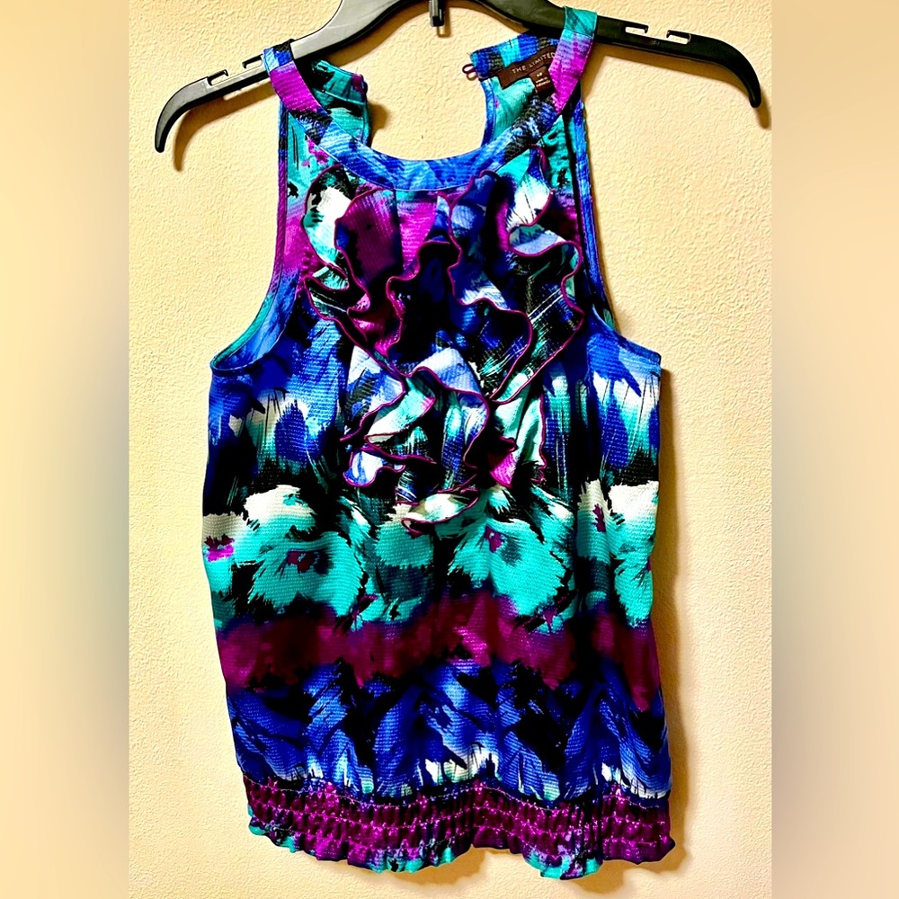 The Limited Sleeveless Blouse Size
XS. 100% Polyester In Beautiful
Floral Colors